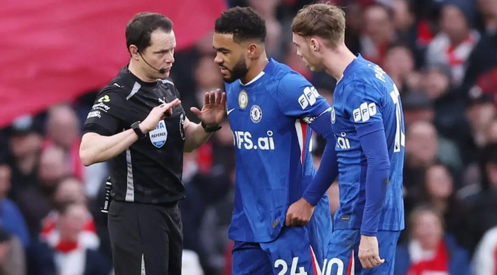 华体会-内维尔质疑VAR解释，克拉滕伯格怒批：切尔西被剥夺明显点球|阿森纳|马克-克拉滕伯格|加里-内维尔|里斯·詹姆斯|德克兰-赖斯_新浪体育_新浪新闻